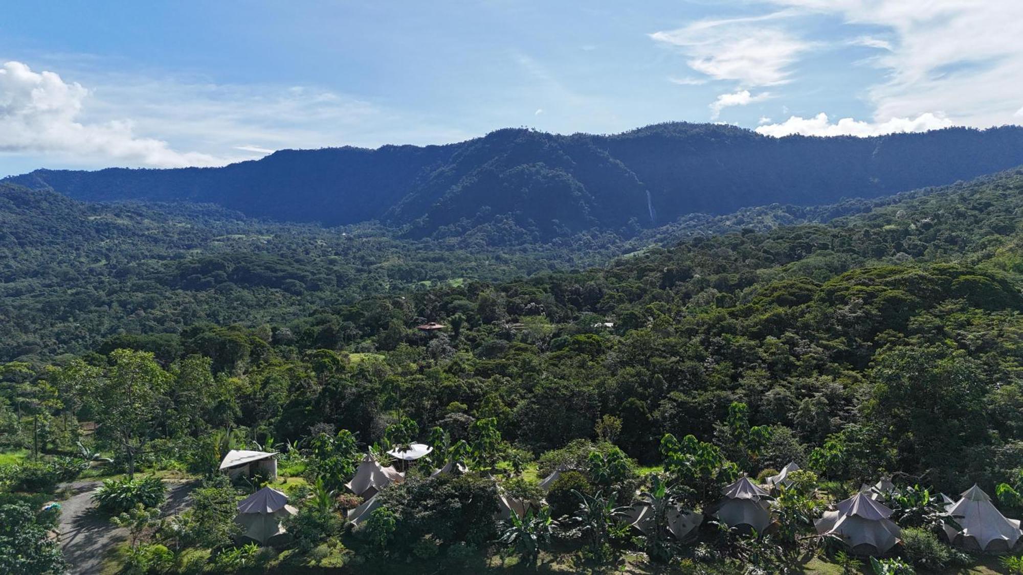 Holos Retreat Center: The Entire Ridge Basecamp Baru Exterior photo