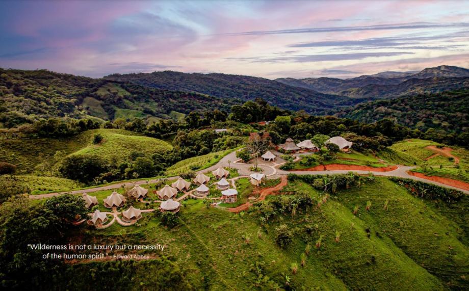 Holos Retreat Center: The Entire Ridge Basecamp Baru Exterior photo