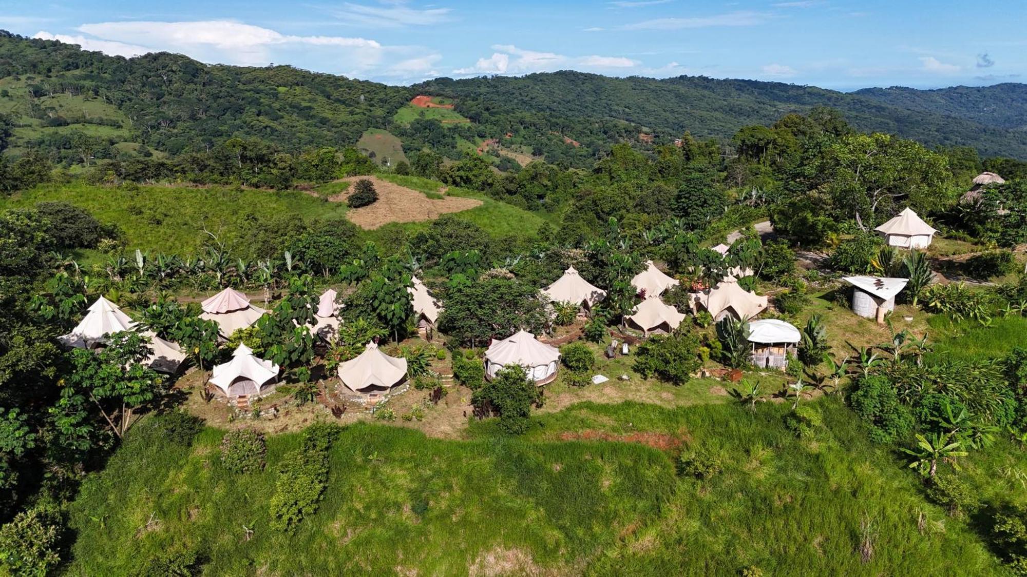 Holos Retreat Center: The Entire Ridge Basecamp Baru Exterior photo