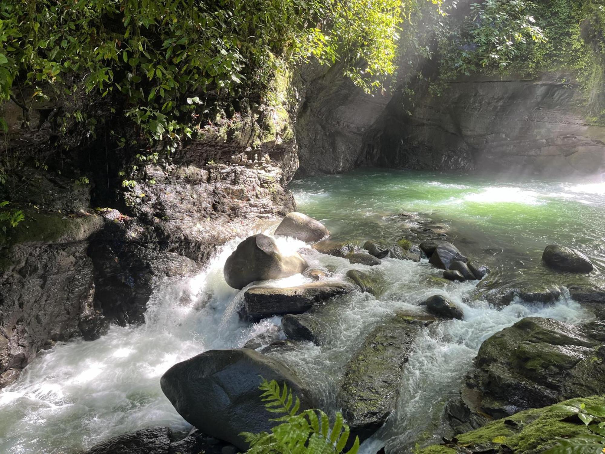 Holos Retreat Center: The Entire Ridge Basecamp Baru Exterior photo